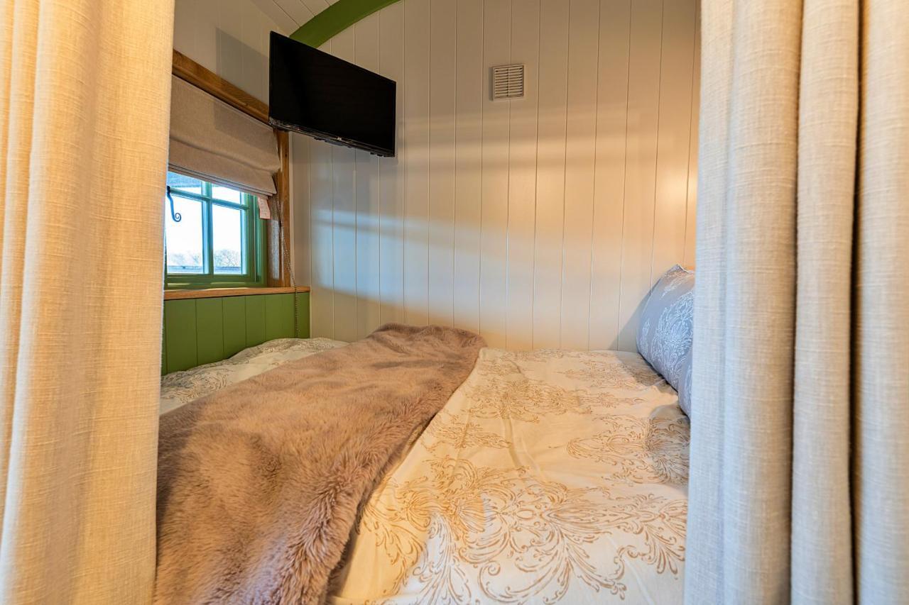 Finest Retreats - The Shepherd'S Hut At Northcombe Farm Beaworthy Exterior photo