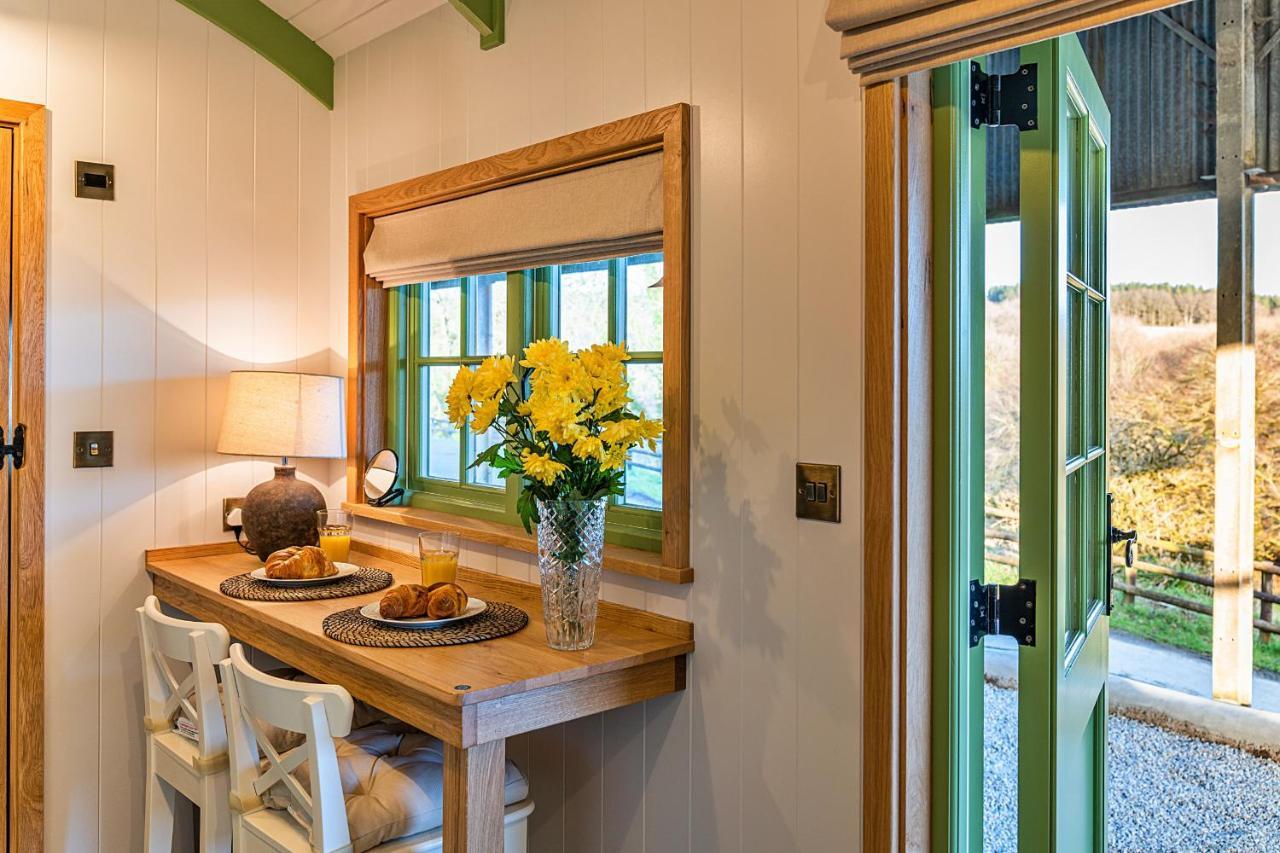 Finest Retreats - The Shepherd'S Hut At Northcombe Farm Beaworthy Exterior photo