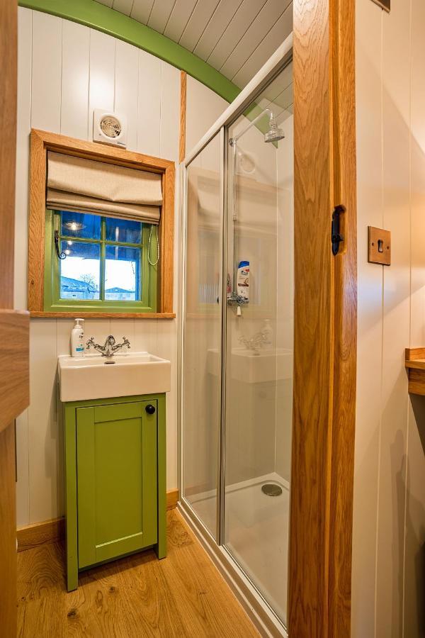 Finest Retreats - The Shepherd'S Hut At Northcombe Farm Beaworthy Exterior photo