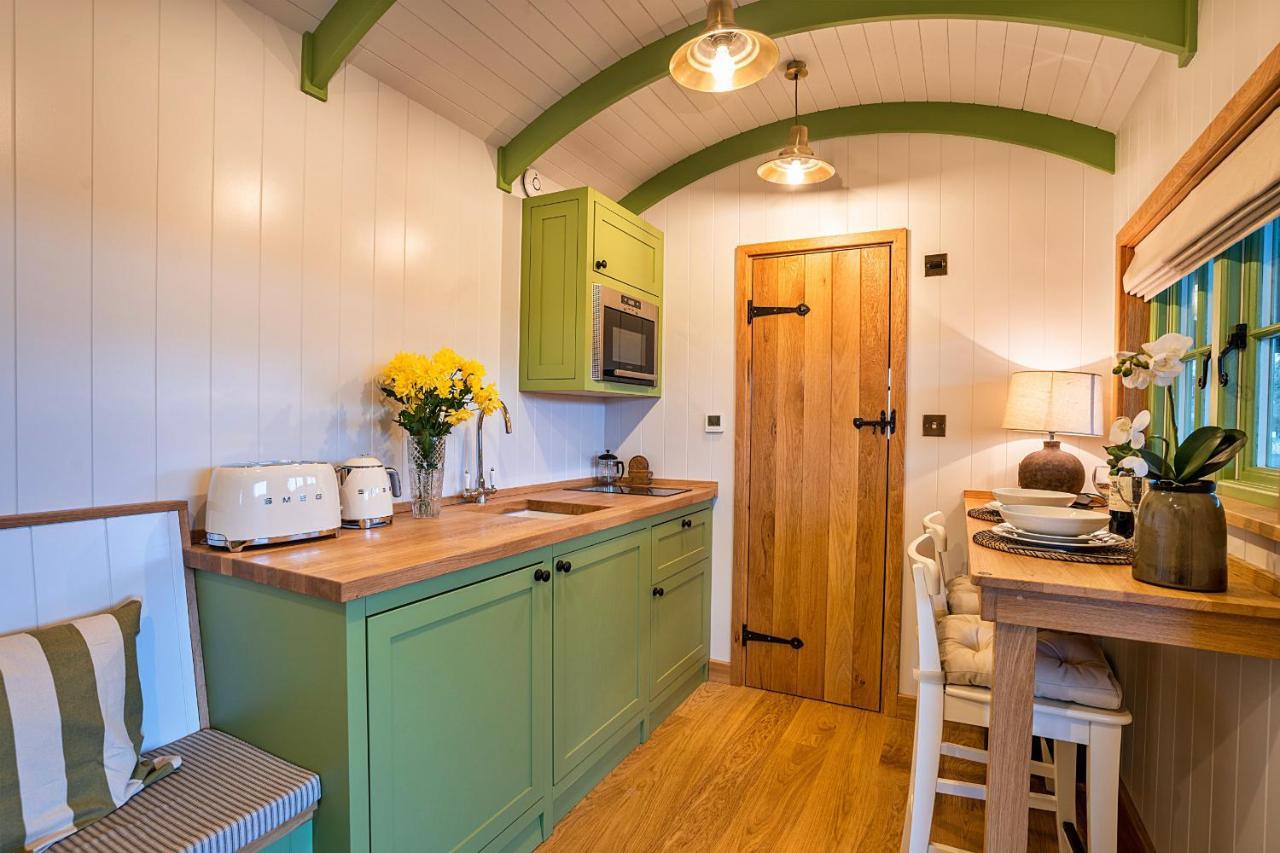 Finest Retreats - The Shepherd'S Hut At Northcombe Farm Beaworthy Exterior photo